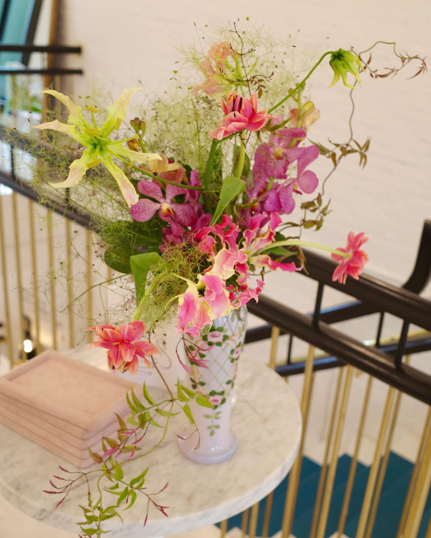 fun &amp; funky for @catbirdnyc 🌺🌿✨

.
.
.

#seasonalflowerailliance #alliseeispretty #bloooooms #flowerstyling #floral_secrets #nycflorist #seasonalflowers #flowerseverywhere #localflowers #flowersofinstagram #flowerpower #flowerdecor #floralarran