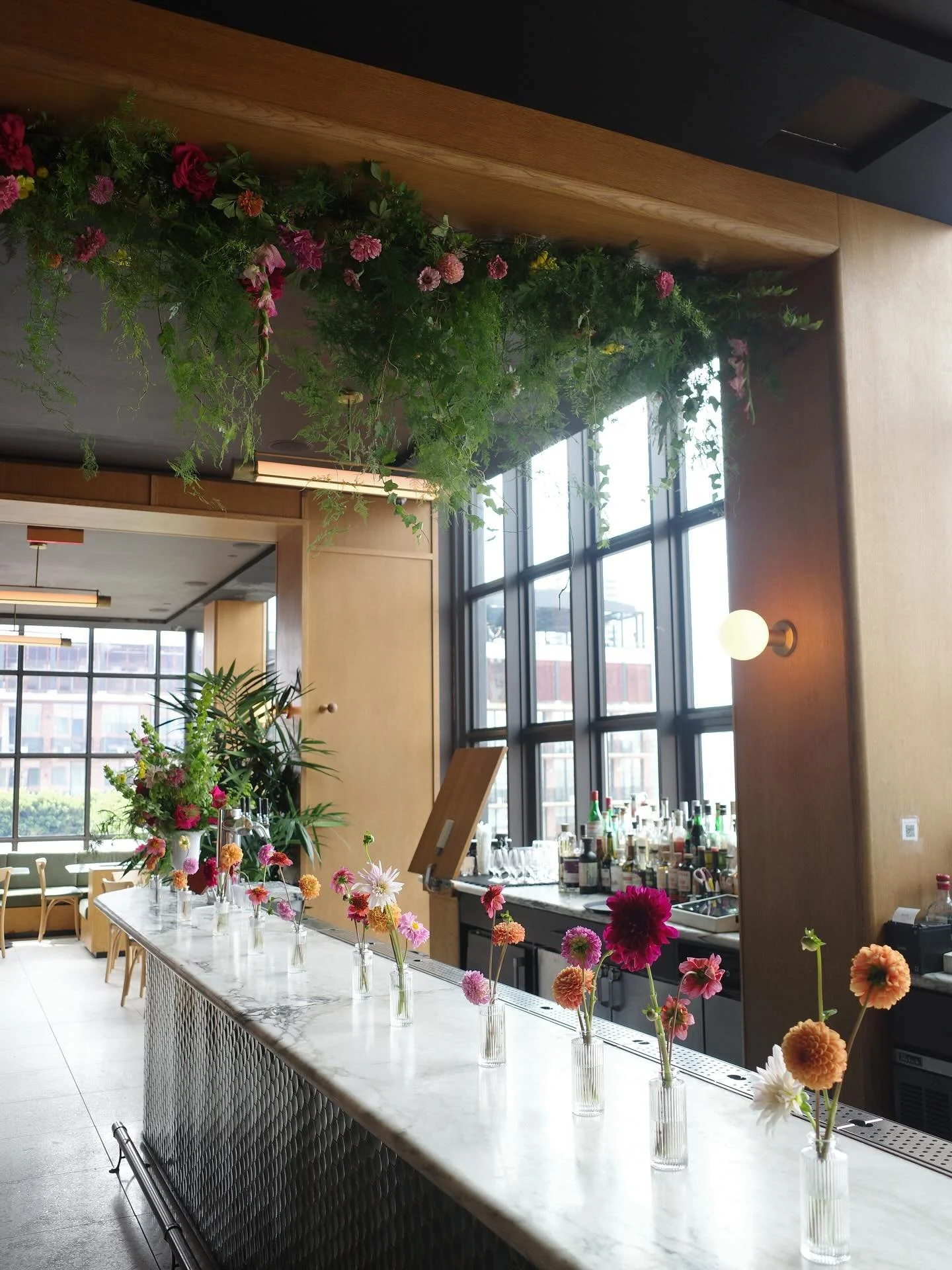 city views, wild blooms. romantic garden-inspired wedding at @barblondeau 

.
.
.
.
#seasonalflowerailliance #alliseeispretty #bloooooms #flowerstyling #floral_secrets #nycflorist #seasonalflowers #flowerseverywhere #localflowers #flowersofinstagram 