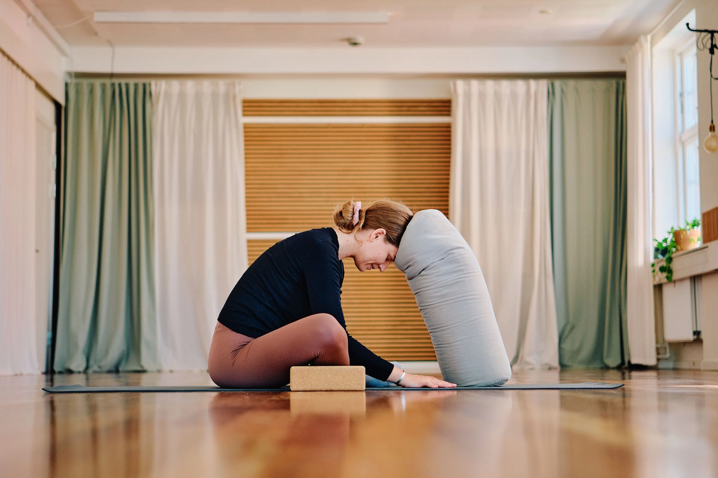 Yin yoga » efterår 2025 » tirsdag eftermiddag