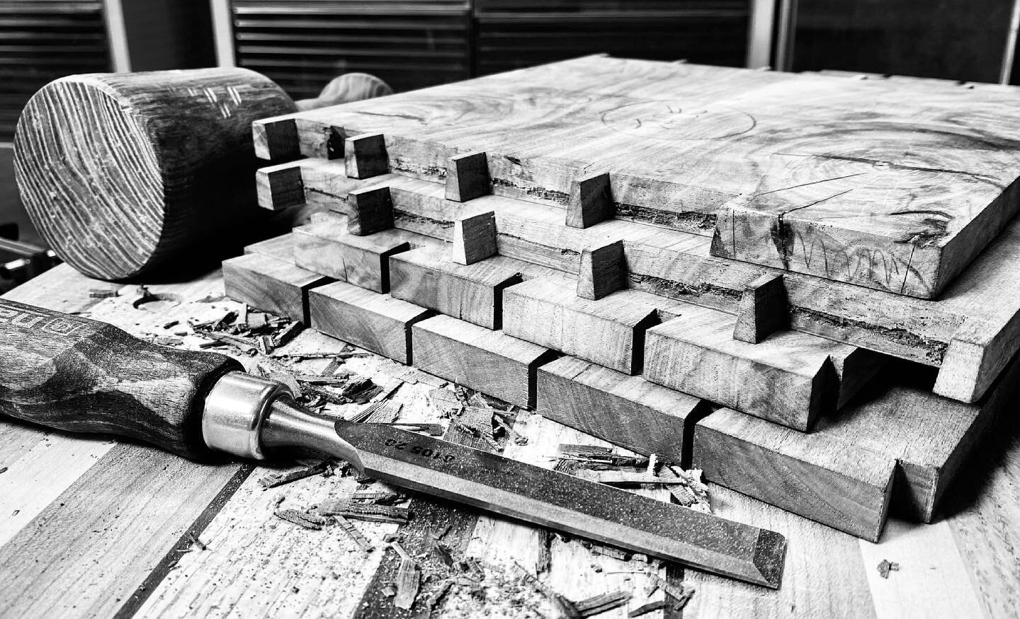 Putting in work today - dovetails for days.  Got to break in the new @floriptoolworks saw today.  It cuts like a dream compares to my pull saws - a little small for my mitts so I need to figure something out to make it more comfortable, but I really 