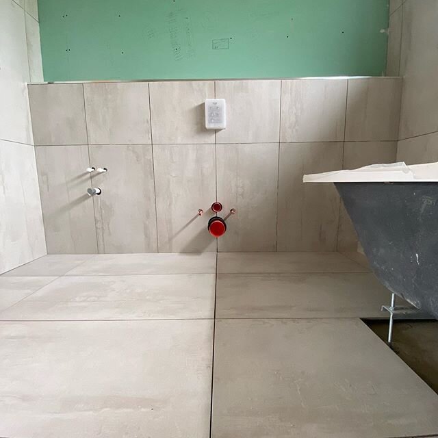 We hit the target on this one🎯. Took a little time setting it out to achieve central lines on the wall hung toilet, and we centred up the window. Always nice when you lay the floor first and then get your walls on and hit all you marks bang on. #set