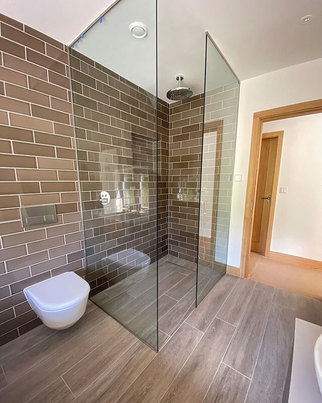 Great to be back at an amazing project we completed last year with @timbaninja. We had 4 bathrooms to complete along with the entire 200+ sqm2 ground floor in natural stone tiles from @mrs_stone_store. We used at @schlutersystemsuk Ditra uncoupling t