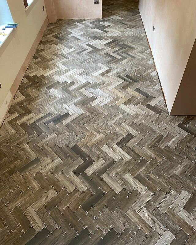 Progress being made on the herringbone floor. Keep an eye out for the finished pics of this as it&rsquo;s going look great. #herringbonetile #herringbone #herringbonefloor #herringbonepattern #parquet #parquettiles #woodeffect #tiler #tiling #tiles #
