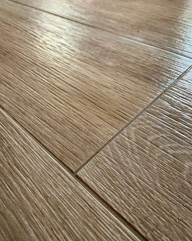 @bells0002 has been taking care of business on this floor. 28m2 of wood effect porcelain tiles, laid over @schlutersystemsuk Ditra, over an underfloor heating system.  Straight 🔥 @bells0002 great work mate. #ditra #porcelain #woodeffect #woodtile #w