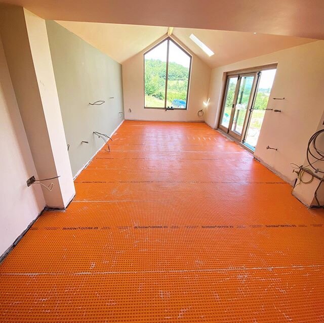 Couple of days of preparation work ready for some big heavy stone tiles from @mystonefloor. The Floor needed a little levelling so we got is swept, primed and levelled. We then re- primed and @schlutersystemsuk Ditra-25 matting down. Going to be putt