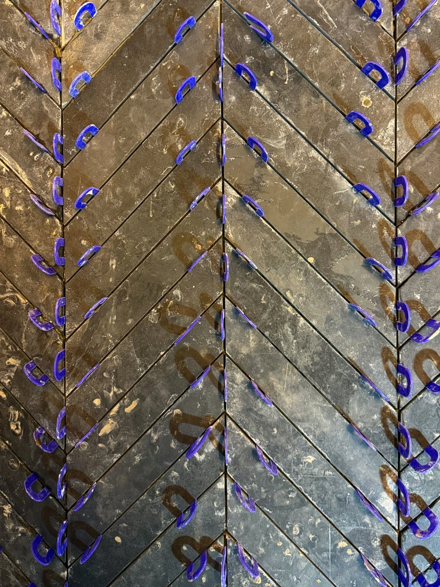 Slate and Chevron are two words that should not go together lol. These doing their very best to break my Christmas spirit! First of hopefully many for @gandcbuildingltd #tiler #tiling #tilers #tilework #nottinghamtiler