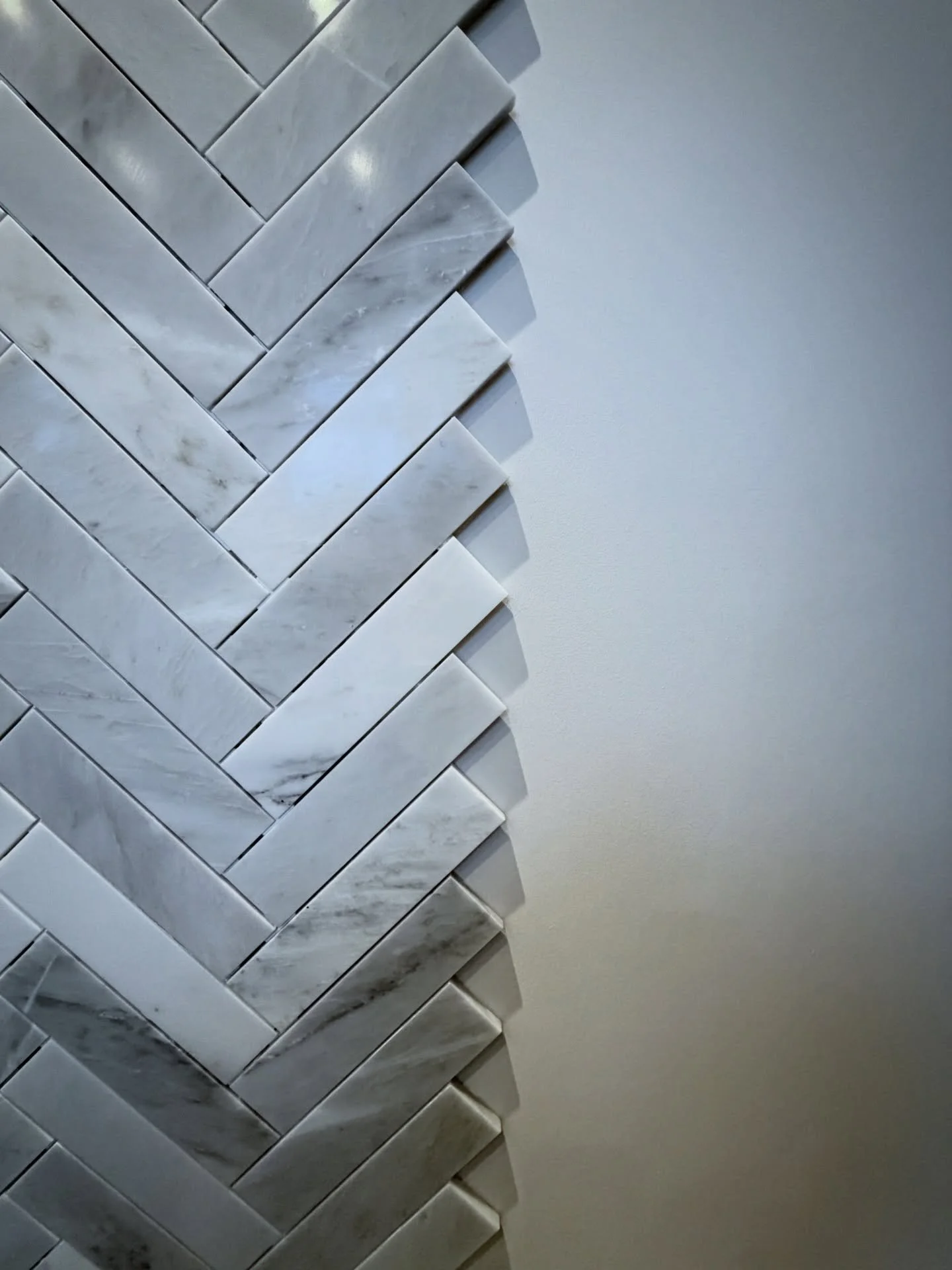 Who likes a Raw edge herringbone finish? #tiler #tiles #tilework #tilepic #nottinghamtiler