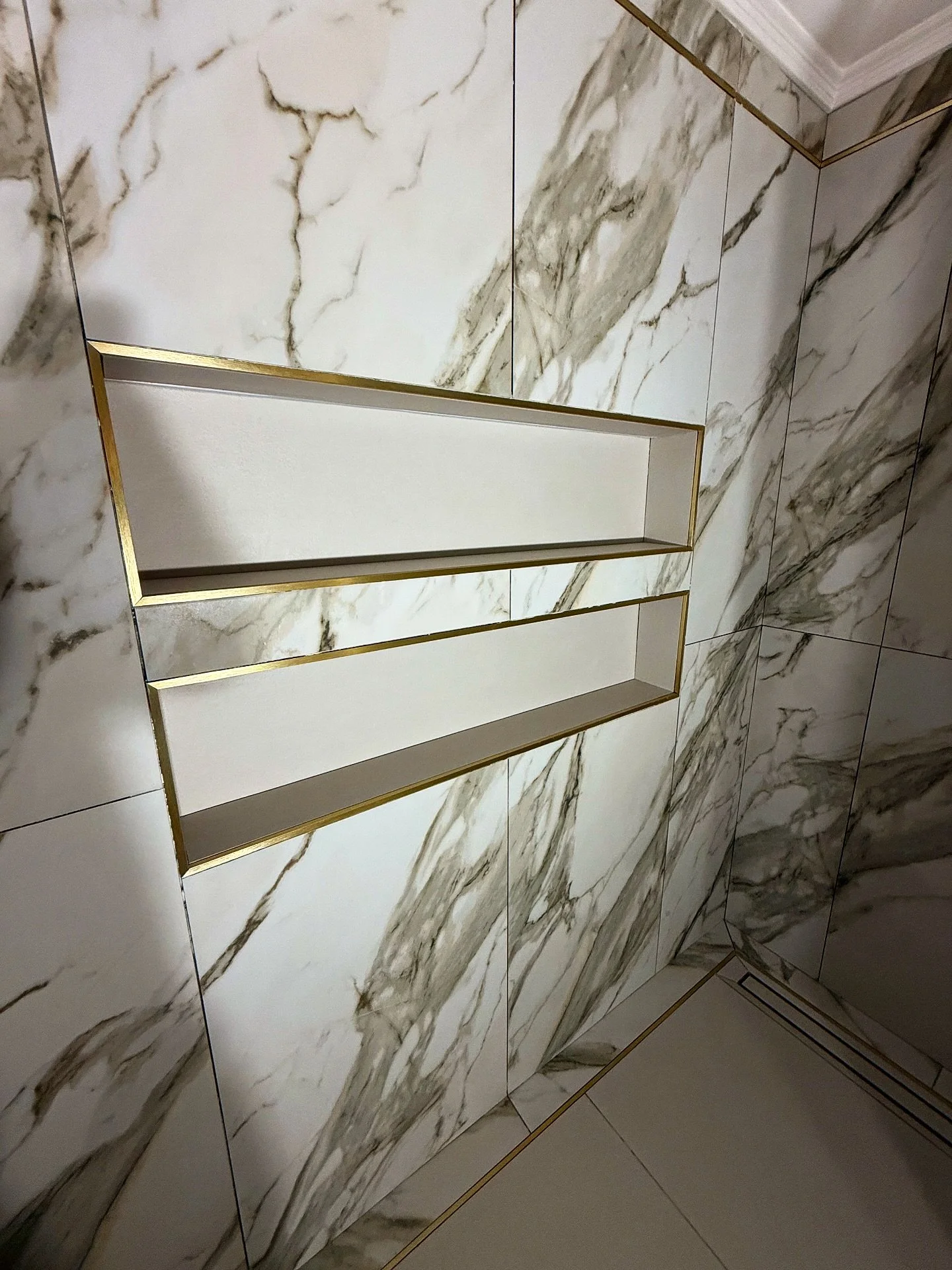 When one niche just isn&rsquo;t cutting it, double up! #tiler #tiling #tiles #tilework #tilerspride #tilersofinstagram #nottinghamtilers #notts #nottinghamtile #walltile #marbletile #gold #brass #niche #tileporn #tilepic