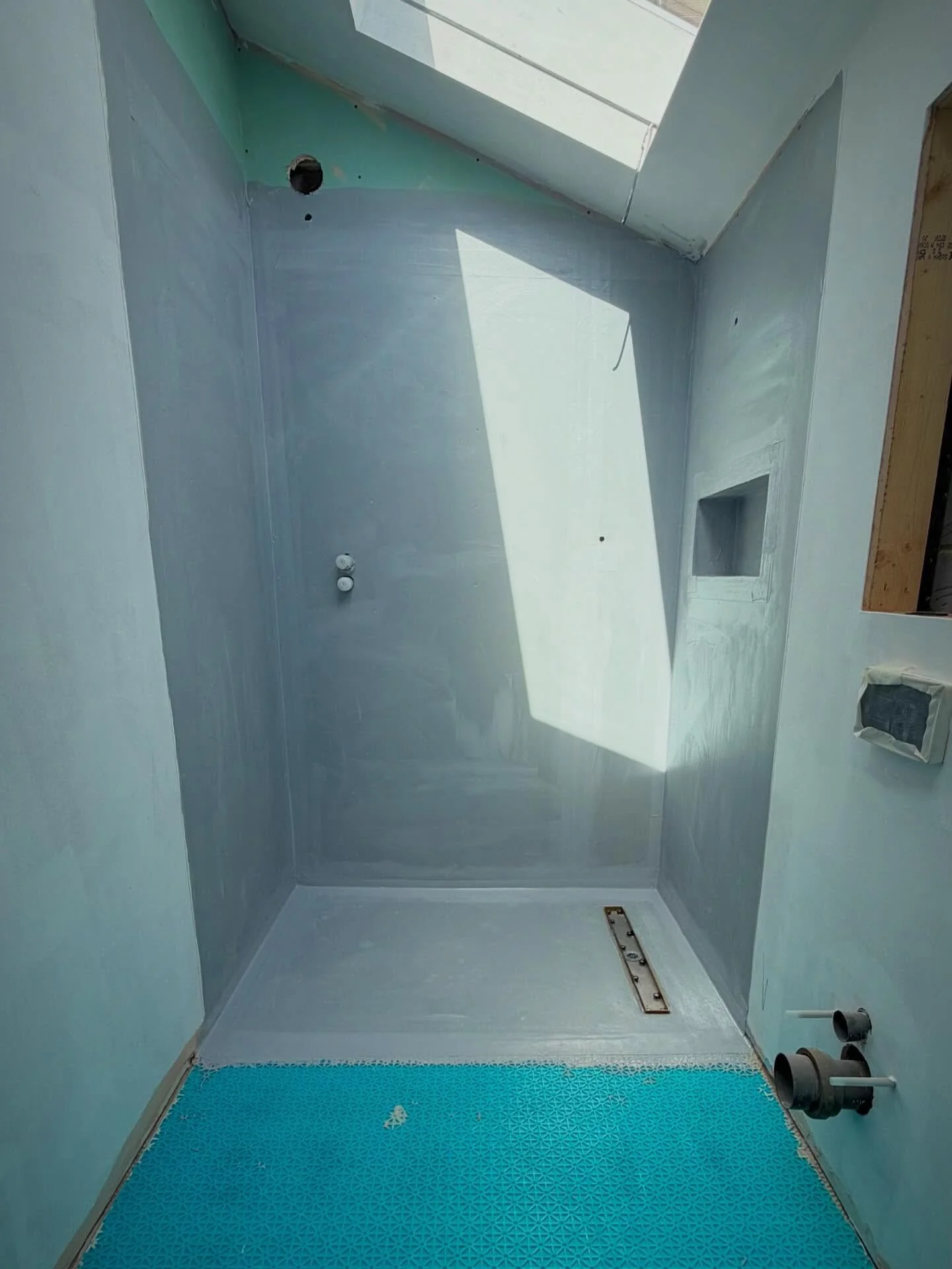 Wet room pending on a project for @ipsumukltd with lots of interior designs by @boyesdesign. Waterproofed with @kelmore_ltd tanking system and new Lokstar uncoupling matting. #tiler #tiling #tileswetroom #waterproof #nottinghamtiler