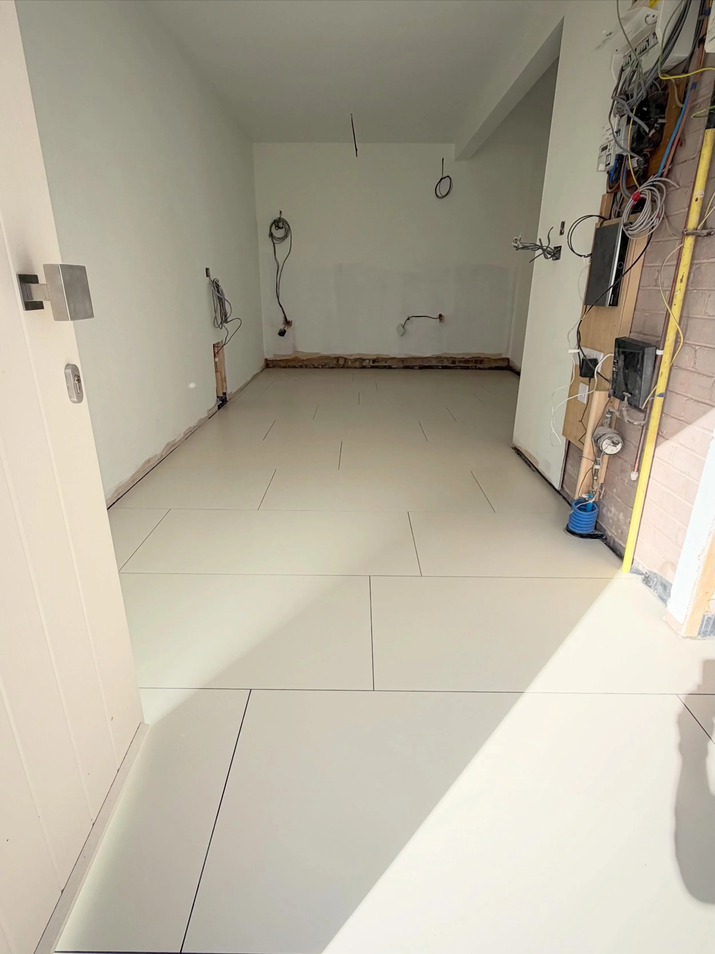 Some before grout photos as we got a great colour match on the grout from @kerakoll making the grout lines disappear! Check the photos at the end of the gallery! #tiler #tiling #tiles #tilework #nottinghamtiler