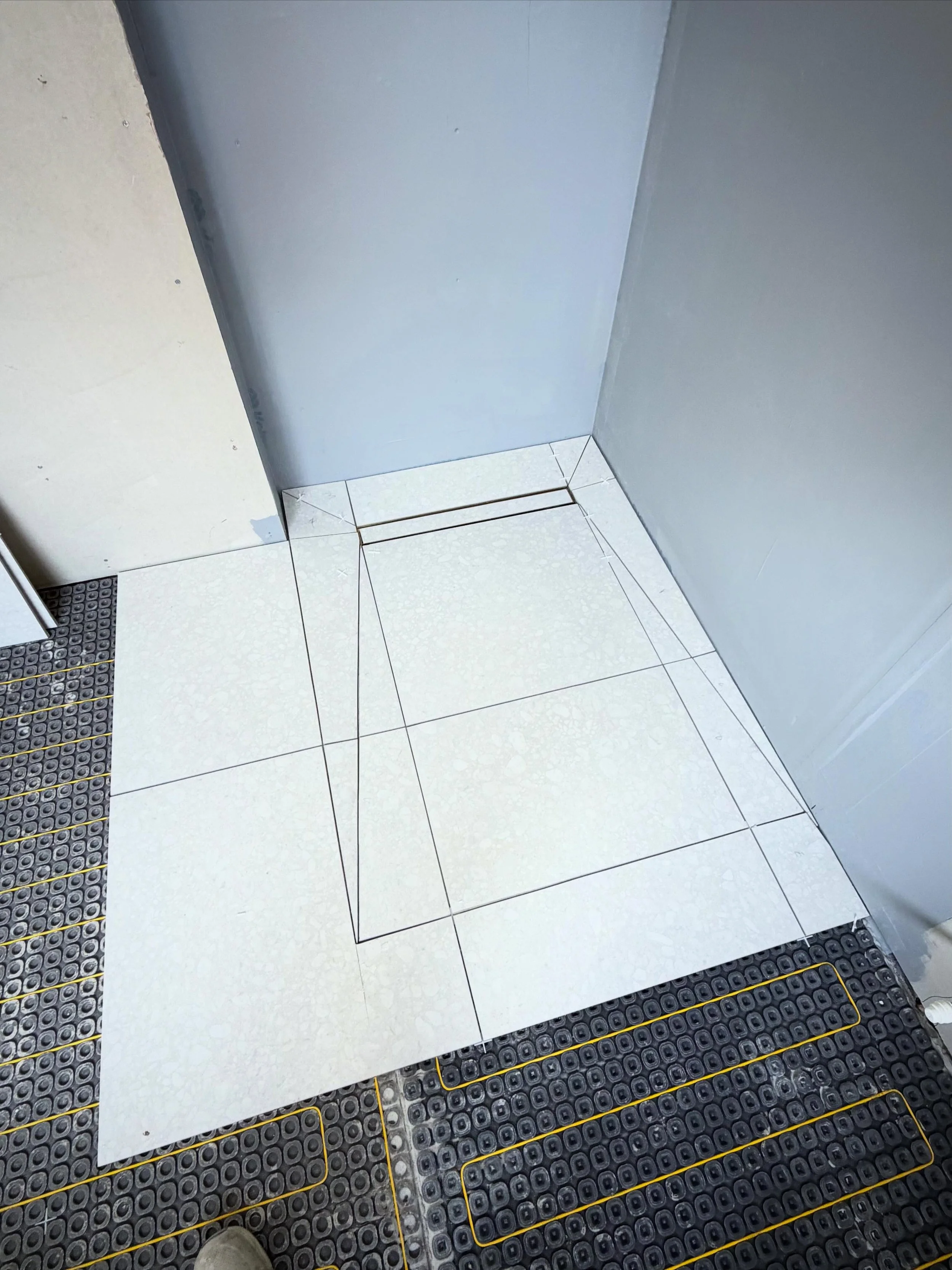 Next one underway for @ipsumukltd and @boyesdesign. Fitting @amberufh for that toasty warm floor #tiler #tiling #tiles #tilersofinstagram #nottinghamtiler