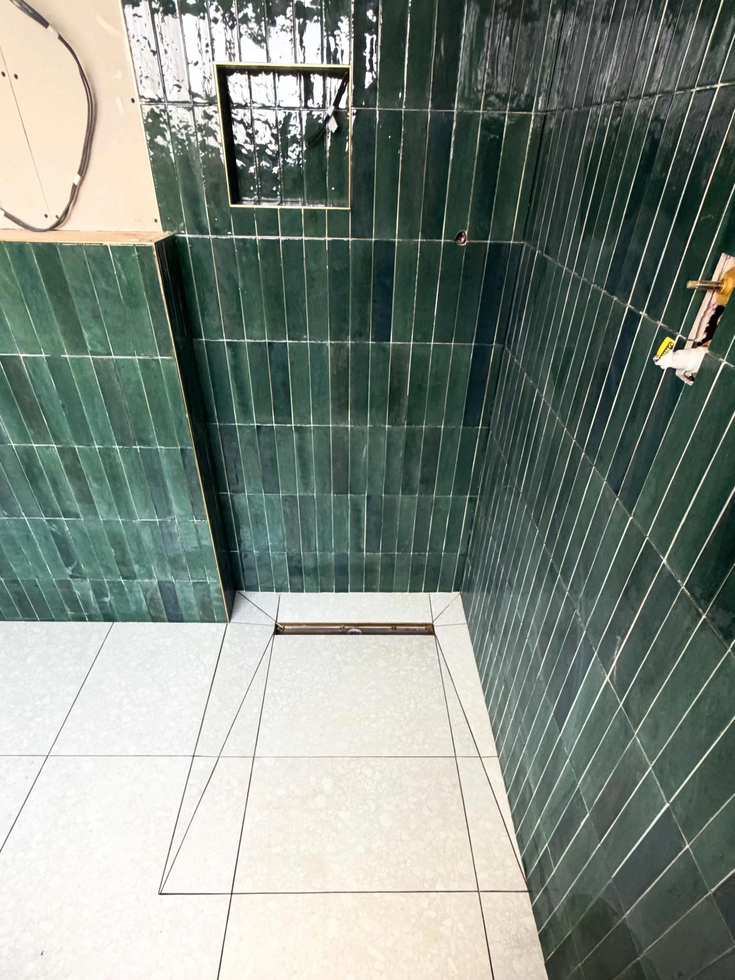Adding a spot of colour to the walls! 💚 #greenarmy #green #metro #greentile #nottinghamtiler