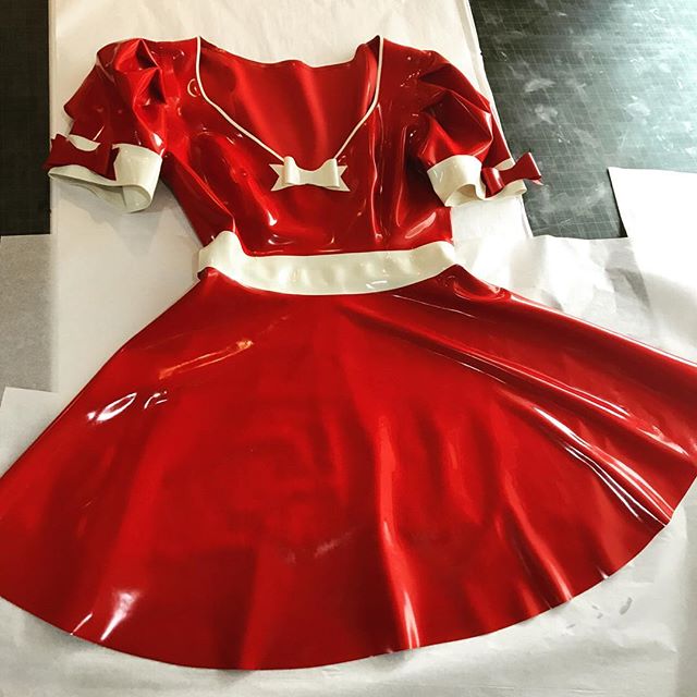 I love this red version of the #latex Alice dress I shipped yesterday ❣️ it came out looking so fun! 🐰 Despite not taking any more custom orders for the holiday I do have quite a lot of sample pieces that are ready to ship and I'll actually be addin