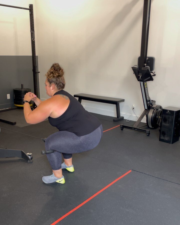 Quad Damn 🔥🔥🔥
-
Try out this superset, my quads will never be the same 😂
🦵 sissy squats 3x10
🦵deficit back lunge 3x10
-
#workoutoftheday #brooklynfitness #bodypostive #workout #fitness #perpsonaltrainer #fitspo #bopofitness #plussize #strength 