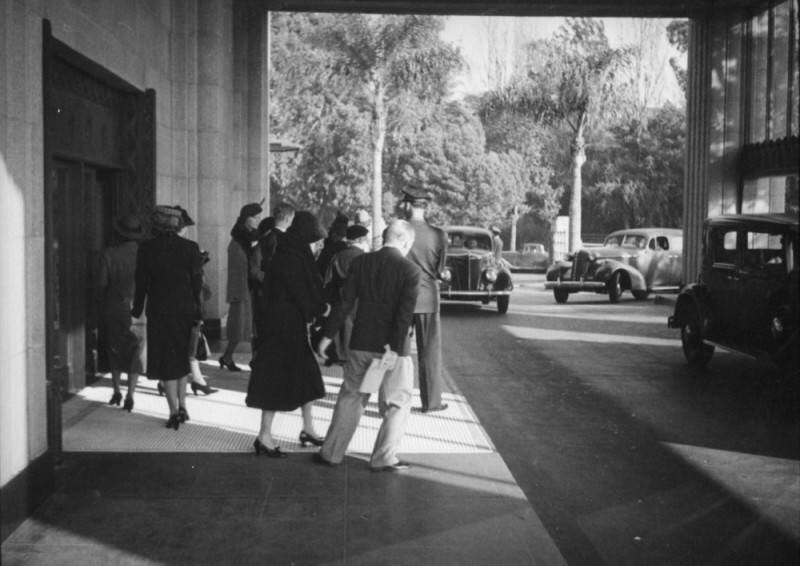 Bullocks_Wilshire_porte_cochere.jpg