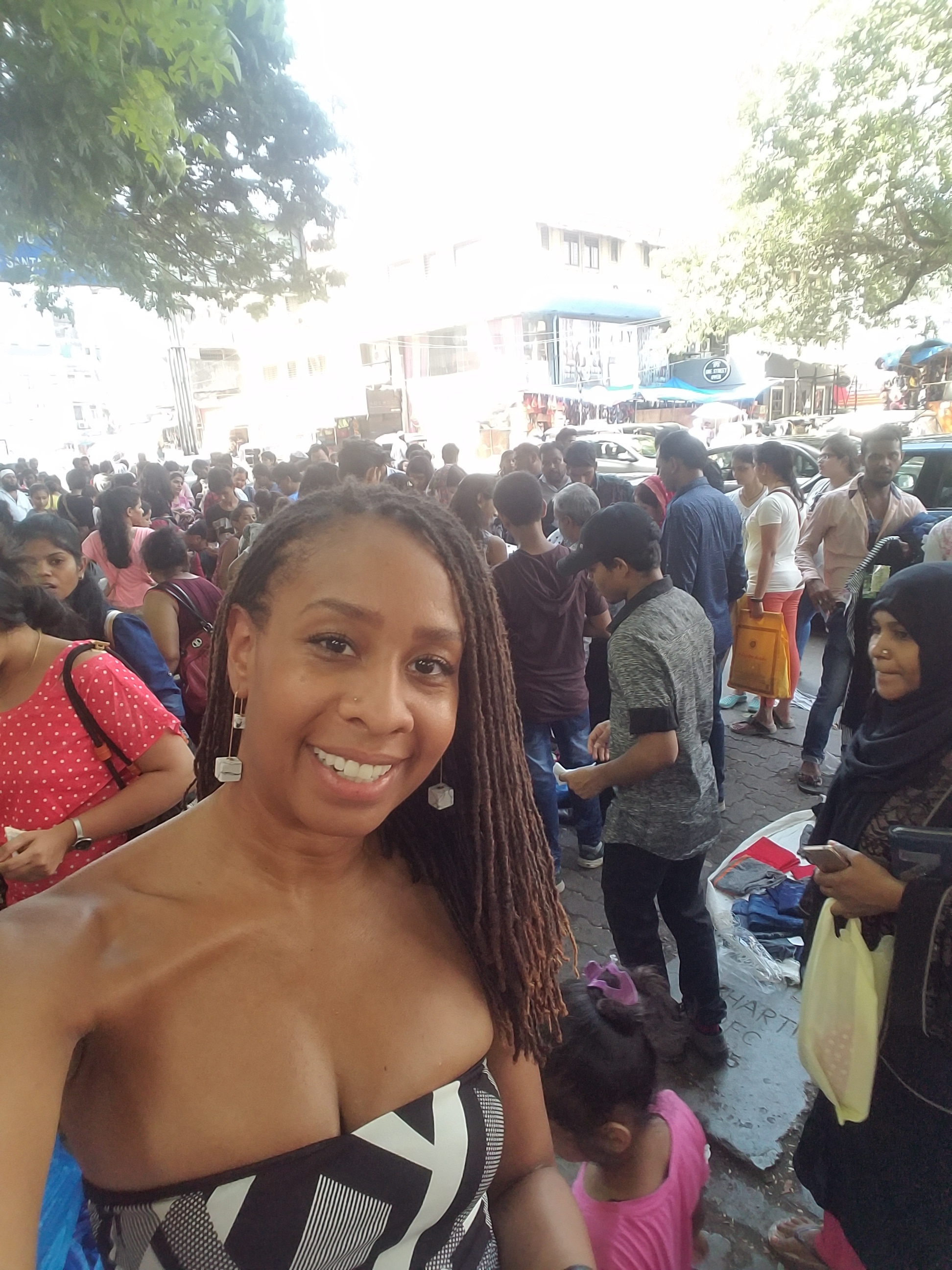 I asked to find my friends some bangles. Pabu drops me off at a few street markets including Hill Road and Lincoln Road. It's bananas.