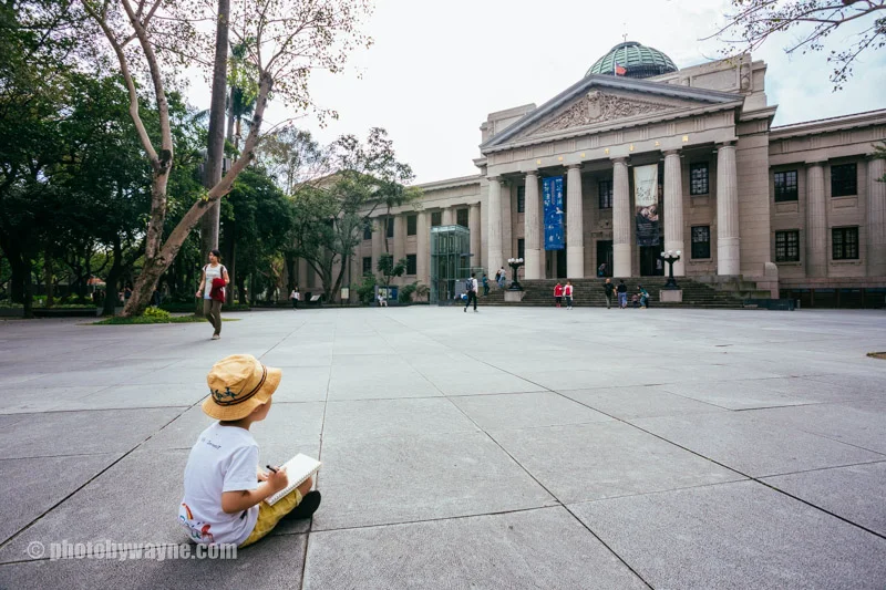young-boy-drawing-in-front-of-museum-taipei