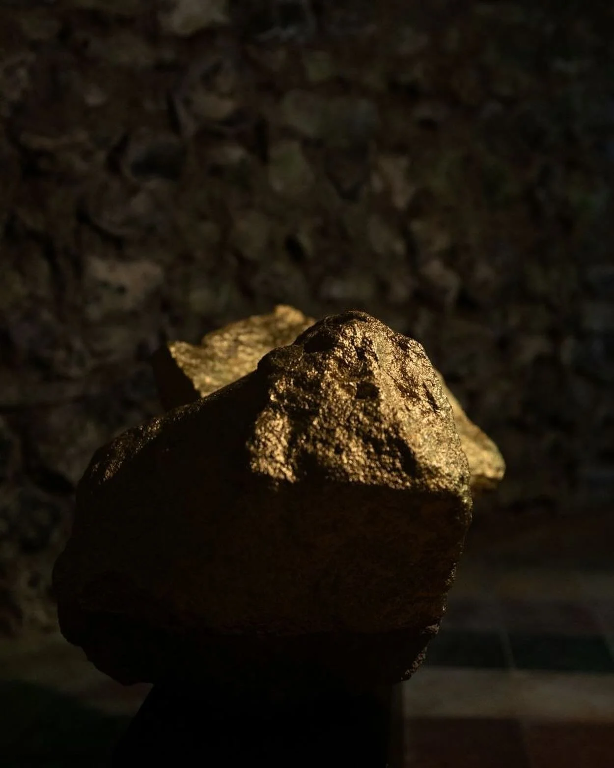 These are photos of an installation I made for @fluvii_sculpture @houghton_lodge_gardens this summer. An abstract spatial composition of light, shadow, flint and limestone, layered with 24-carat gold, copper, carbon black and industrial fluorescent p