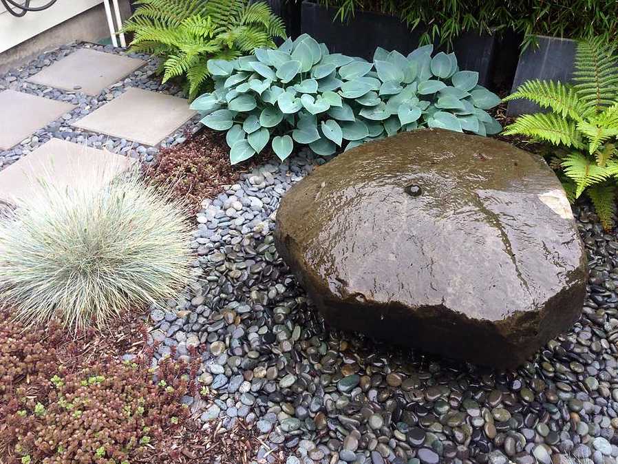 The water feature creates a soothing bubbling noise. Photo by Carlos Rafael Photography