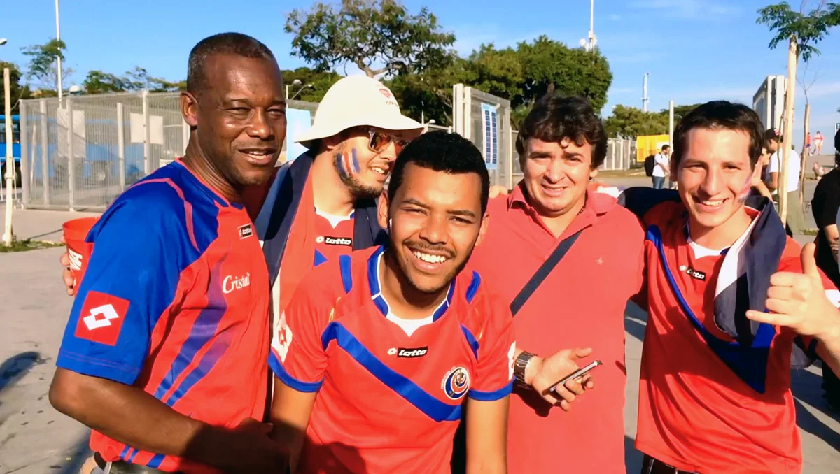 Afuera del Estadio antes de Costa Rica - Inglaterra; Brasil 2014. Quién diría aquí que estaba posando con el futuro DT.