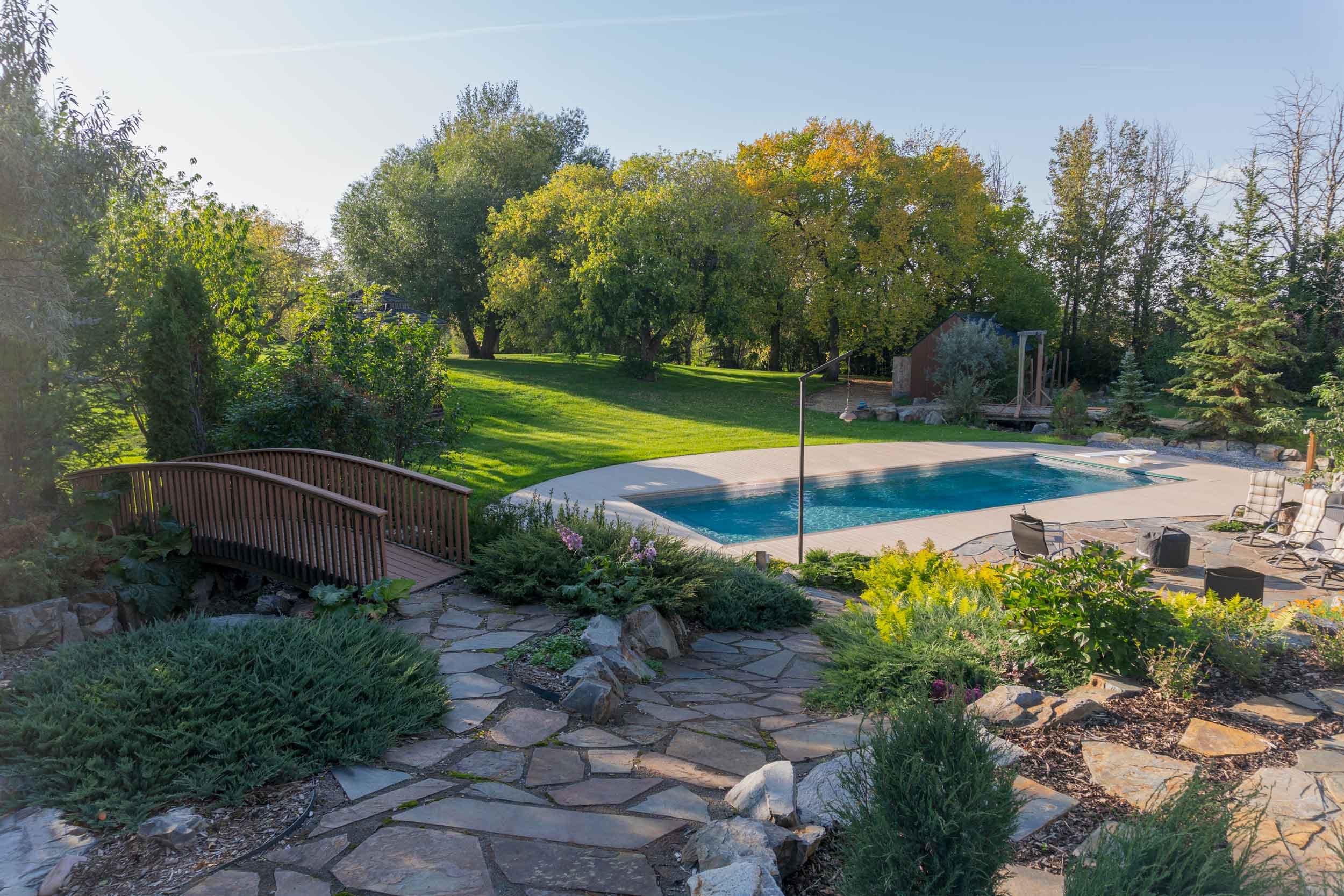 Flagstone_Path_to_inground_swimming_pool.jpg