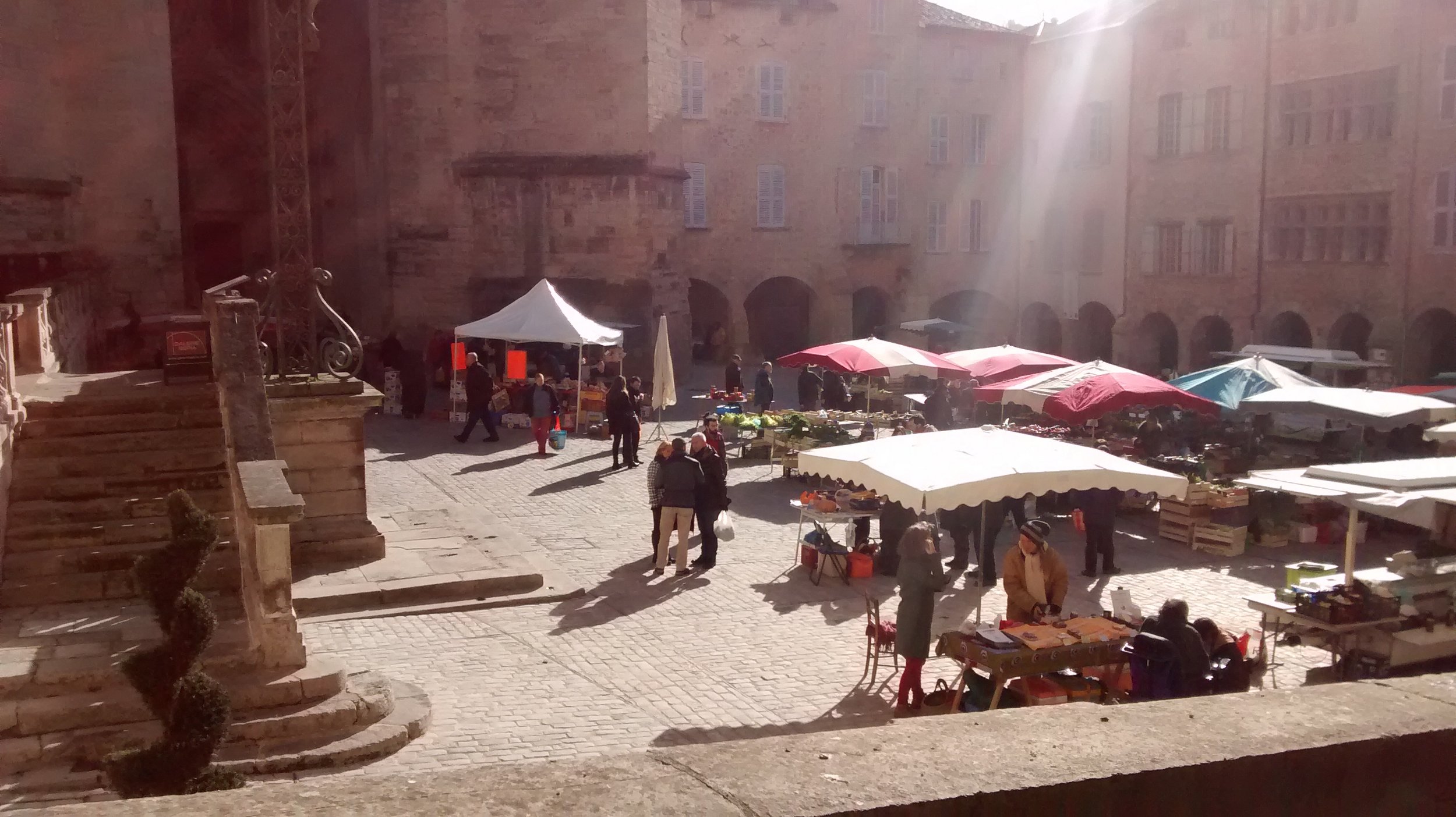 Villefranche de rouergue market on a quiet winter day..le marche Villefranche De Rouergue en hiver