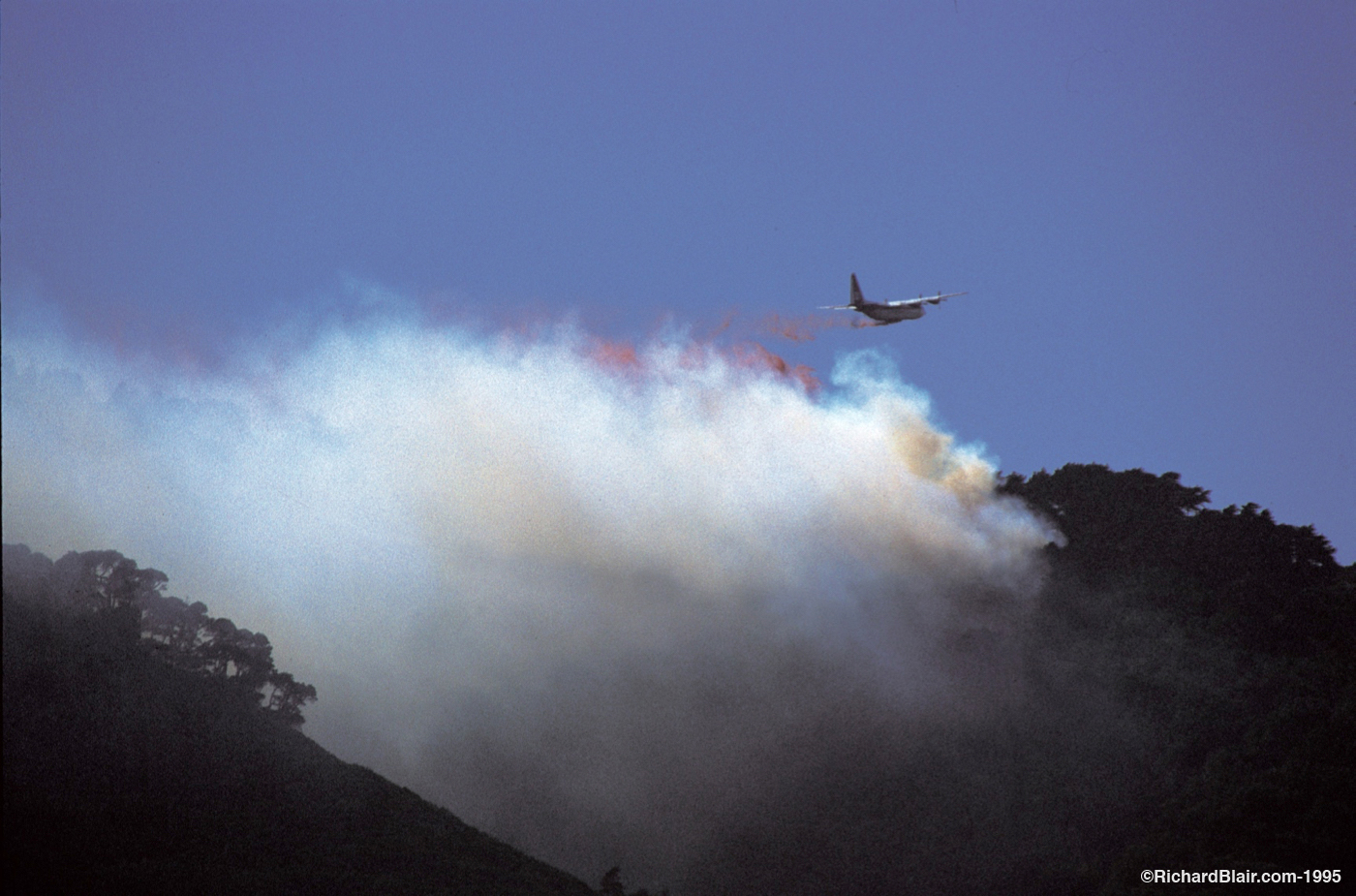  Plane Dropping Fire Retardant 