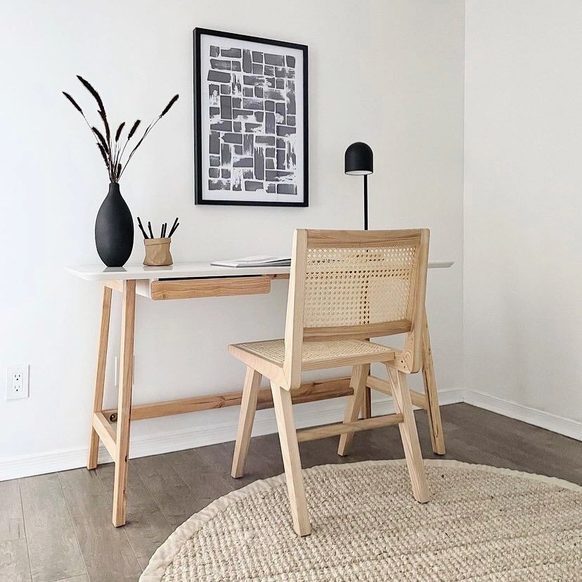 Still thinking about this desk setup  from one of our last listings. It looks like such a relaxing place to work-from-home at! 

Styled by @recreativeworks 

&bull;
&bull;
&bull;
&bull;
#workfromhome #workstation #desksetup #woodenchair #beachvibes #