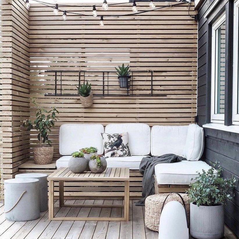 Happy Friday! This outdoor space includes privacy that can double as a plant wall...because you can never have too many plants 🤩

What is a must-have in your outdoor space?

By @benedictehn 
&bull;
&bull;
&bull;
&bull;
#outdoor #patioseason #patiode