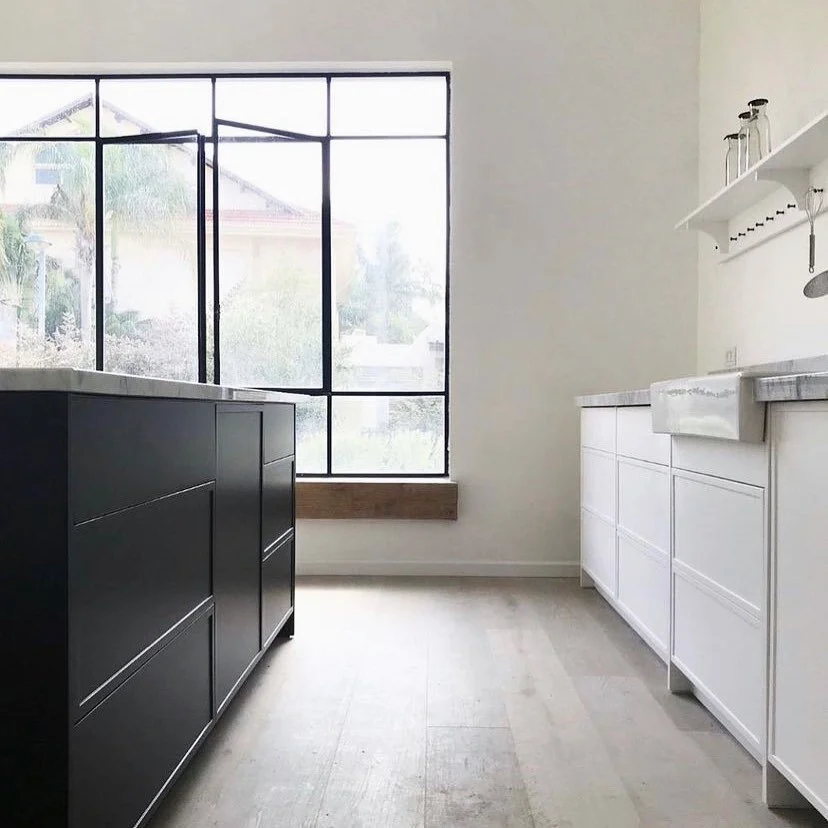 Beautiful morning light in this kitchen🌤The contrast between white cabinets on one side and dark cabinets on the other is quite pleasing to the eye! 

Courtesy of: @zachitt_architect 
&bull;
&bull;
&bull;
&bull;
#duttonandco #byreferralonly #dandcoi