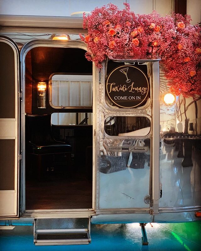 Escape from the rowdy crowd by stepping into our warm, cozy, luxurious airstream lounge. Kick your feet up and sip your whiskey by the fireplace 😉
#airstreambar #nwahighsociety #nwarkansas #nwaweddingvenue #tuxedolounge