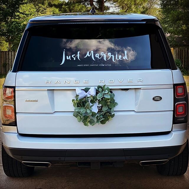 When you must &ldquo;social distance&rdquo;, let our extended length Range Rover pick you up! 
#justmarried #rangeroverlong #arkansasbride #nwabride #nwahighsociety