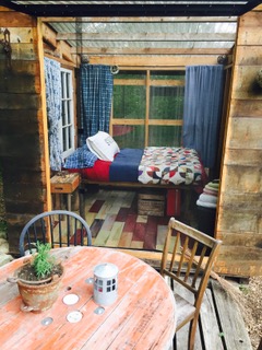 A fully furnished cabin in the woods!