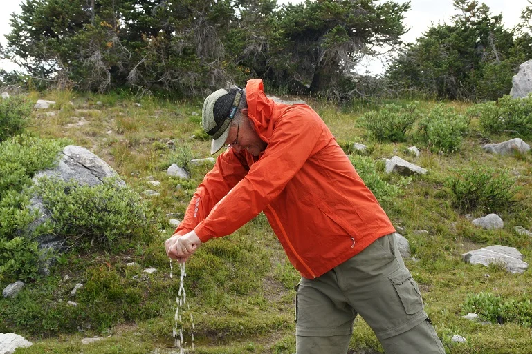 Wring out excess water, put clothes on a rock in the sun to dry, or on tree branches in the wind to dry.