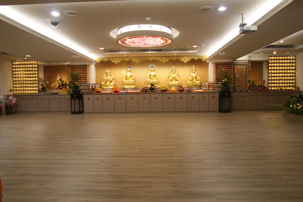 佛光普照 佛堂莊嚴 Buddha enlightenment at the solemn Buddha hall