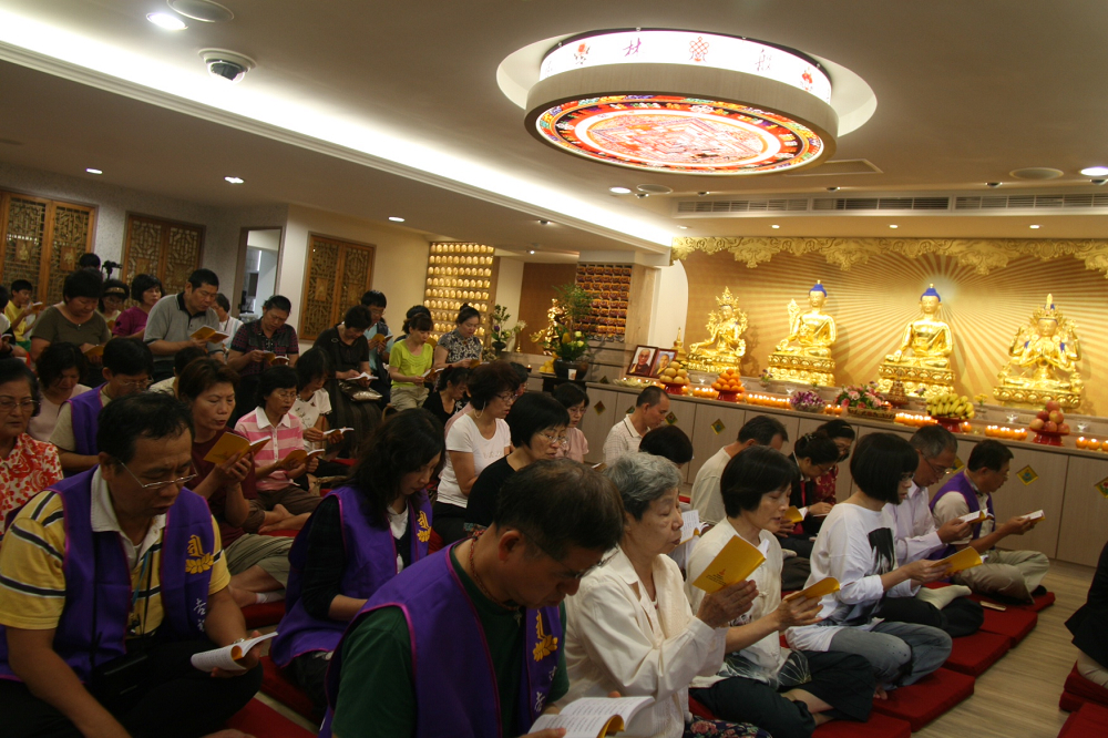 吉祥智勝林佛學會成立法會 大眾誦經祈福 Followers intoned sutras for blessings at the Dharma assembly for the founding of Palriling Hsinchu Institute of Buddhist Studies. 