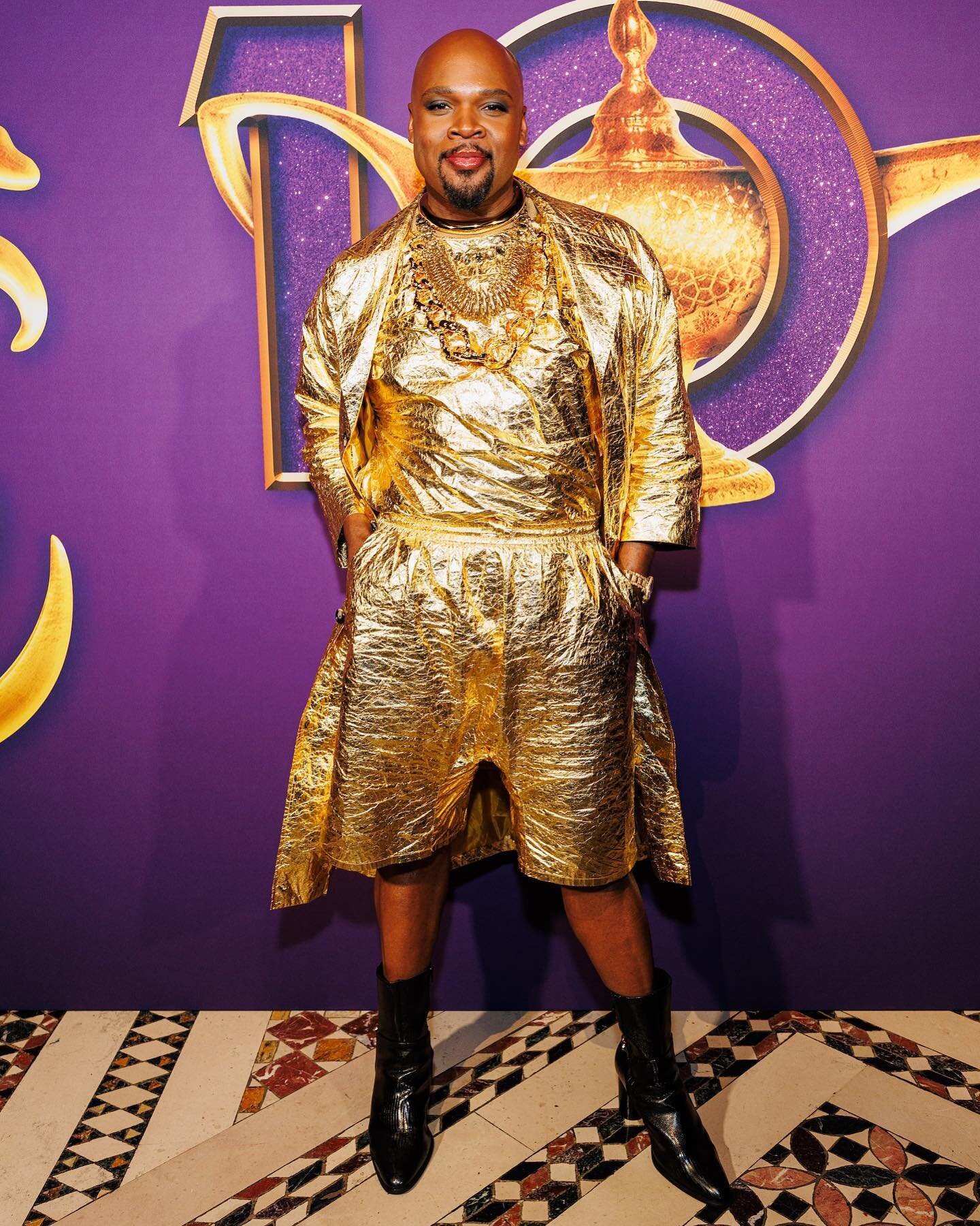 Congratulations to @iammjscott and the cast of @aladdin on your 10th anniversary. Michael is wearing @a___potts and @alexisbittar 

@ariannassandoval 
@nicole.morrone 
@agentrypr