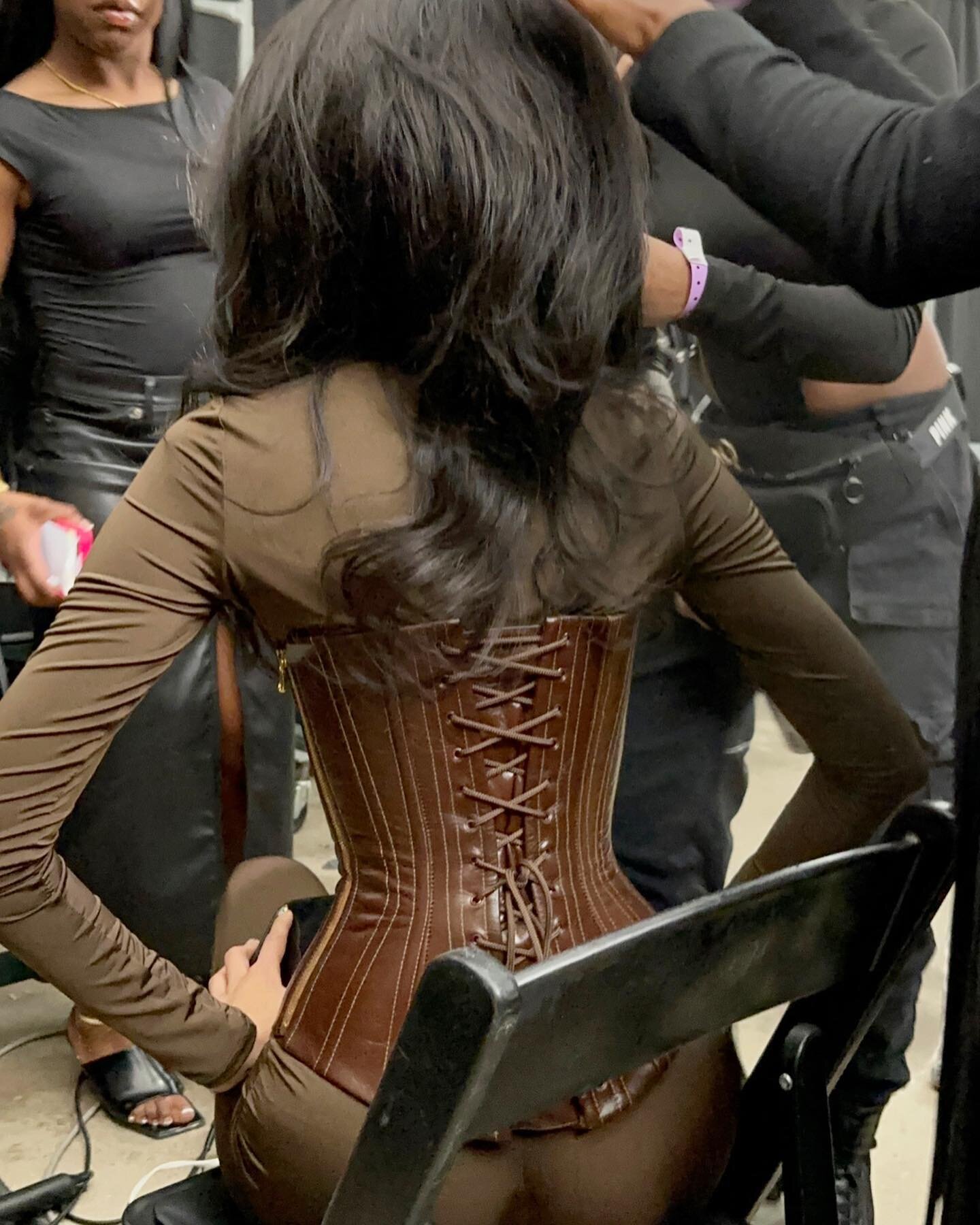 Corsetry artistry backstage @sergiohudson