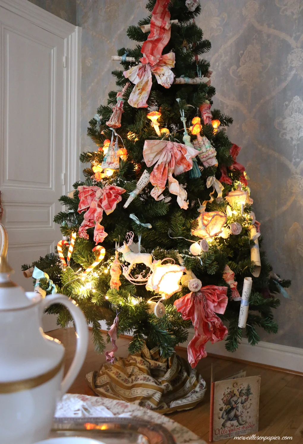 My fairy tale Christmas Tree with his paper Ornaments and paper Lights
