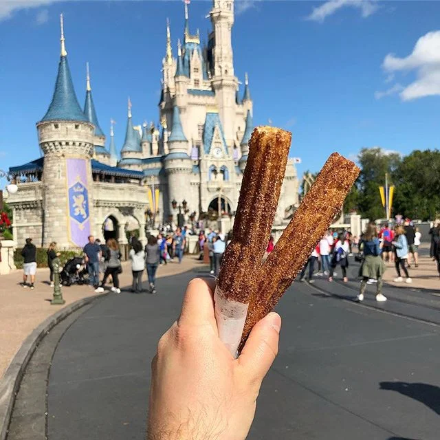 Disney cinnamon churro // Dole whip and vainilla swirl float with pineapple juice // Bratwurst on a roll with sauerkraut, paprika chips and a K&ouml;nig Ludwig Weissbier // Seafood Yuzu Shio Ramen and Cassava Flour and Panko Crusted Shrimp at Magic K
