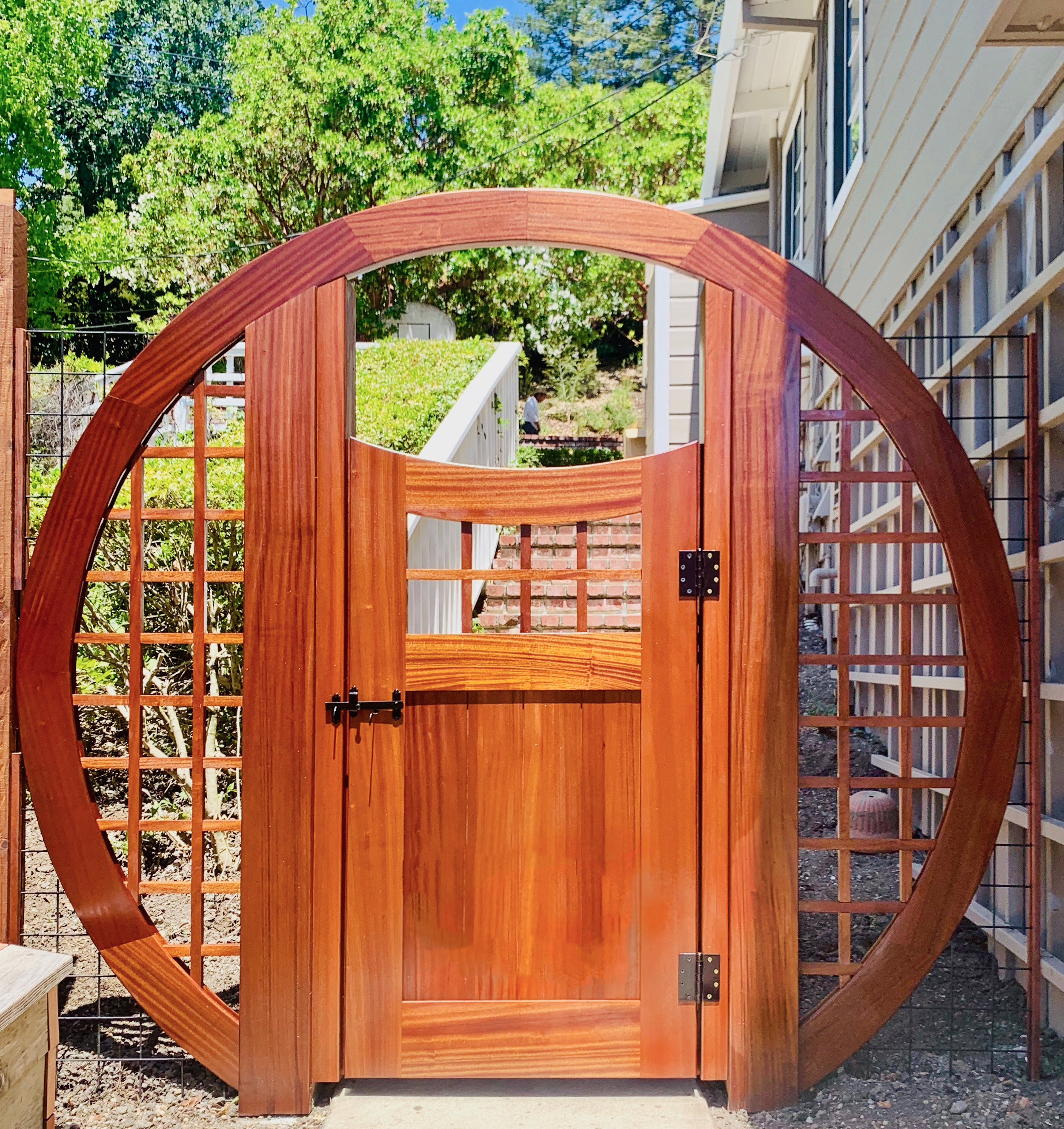 Moon Gate with single swing reverse arch gate
