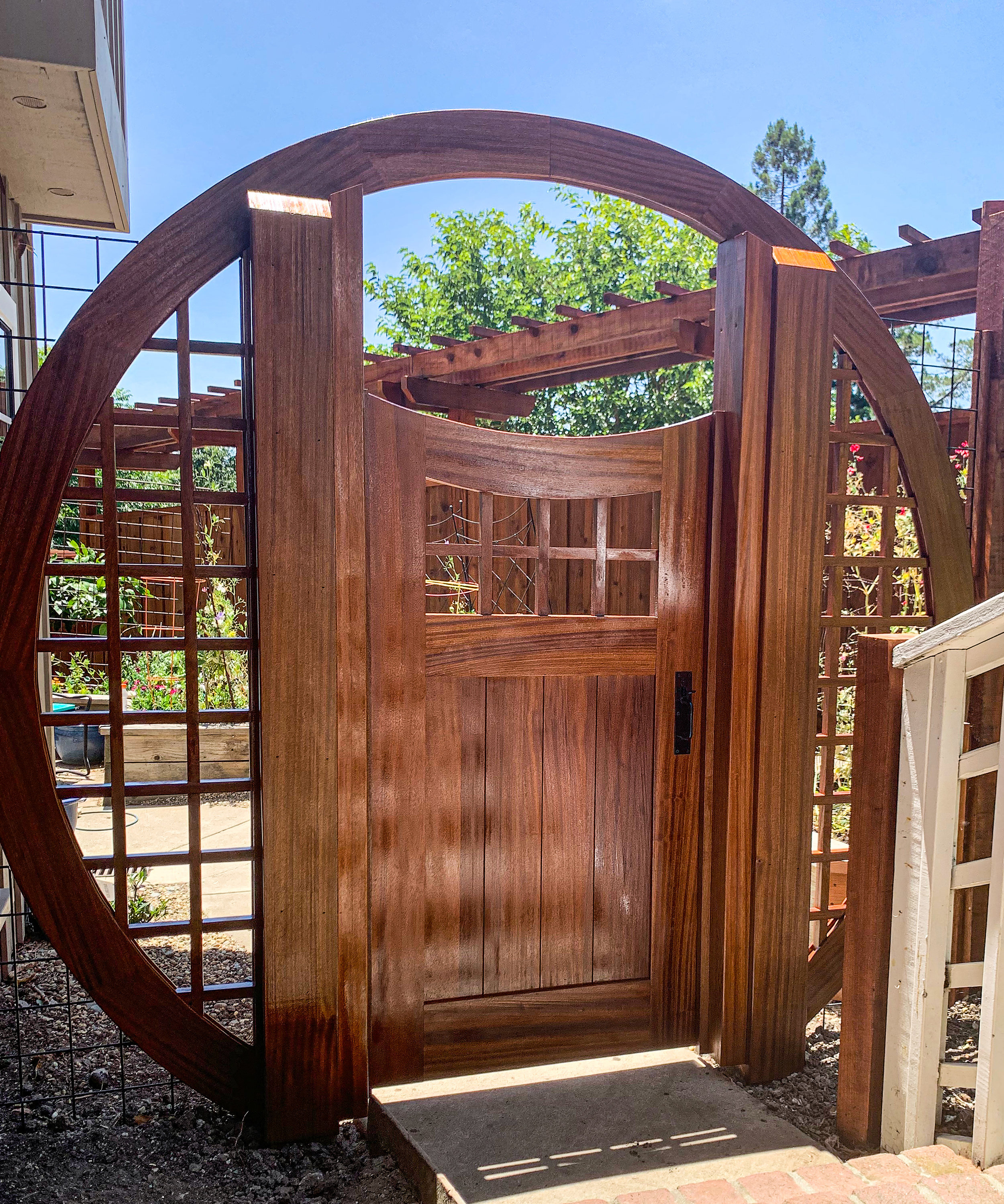 Moon Gate with single swing downward arch