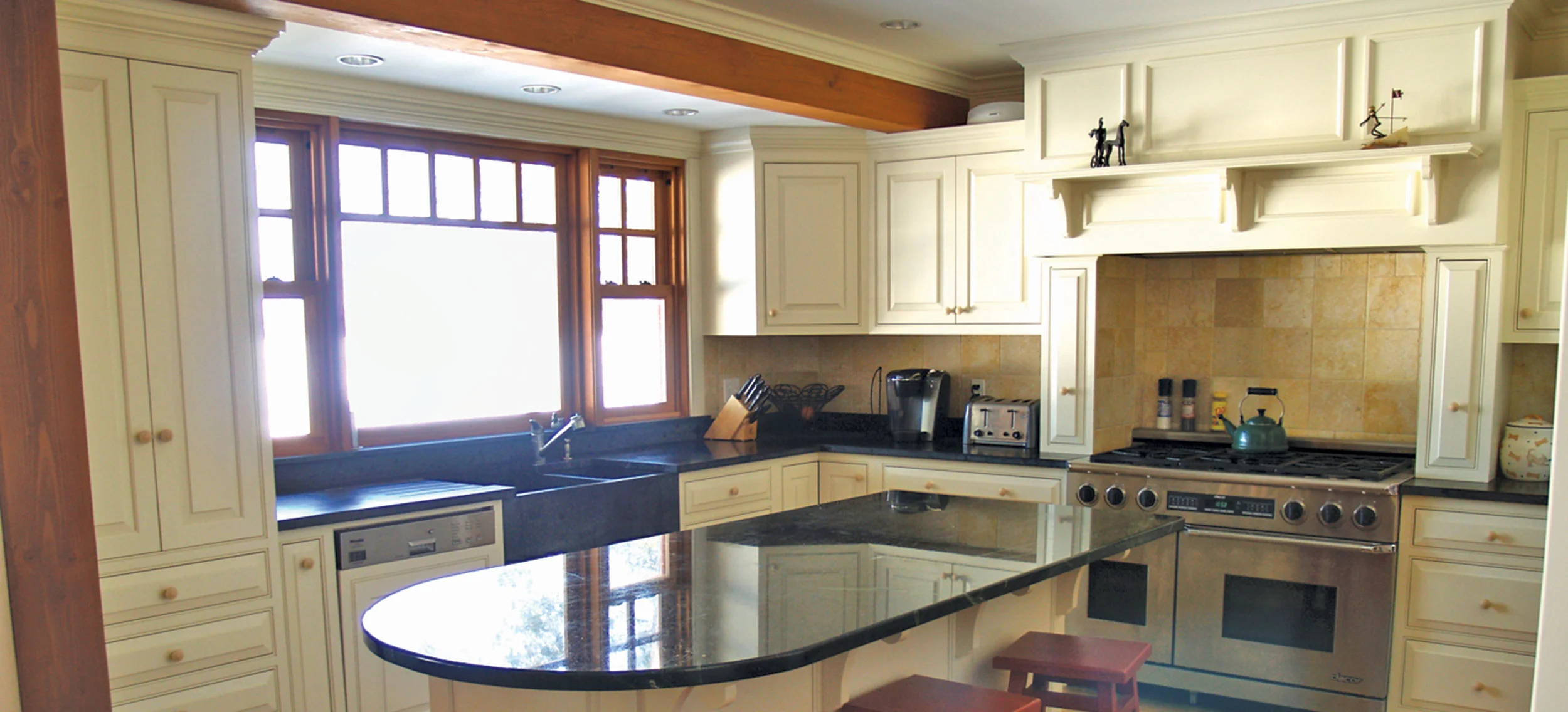 Raised-Panel-White-Kitchen-Cabinets.jpg