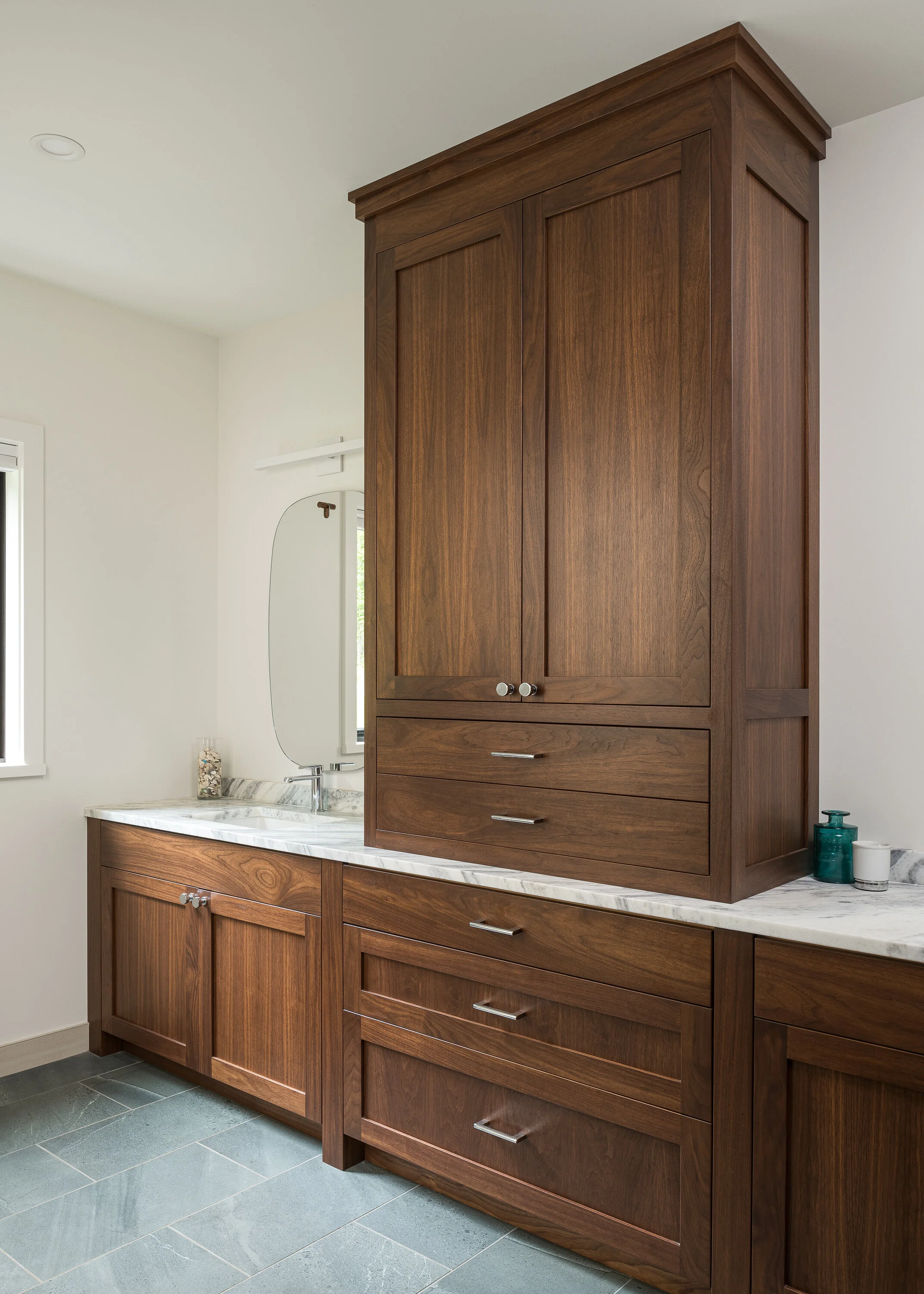 Built In Vanity With Linen