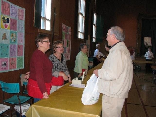 2009_clinton_ucw_bazaar_025_med.jpeg