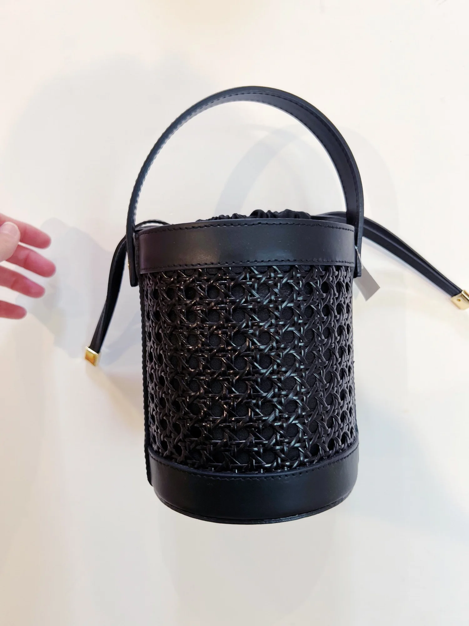 【OVHEE】POE BUCKET BAG 2COLORS OVHEE】POE BUCKET BAG 2COLORS (OVHEE/トートバッグ) 114913214