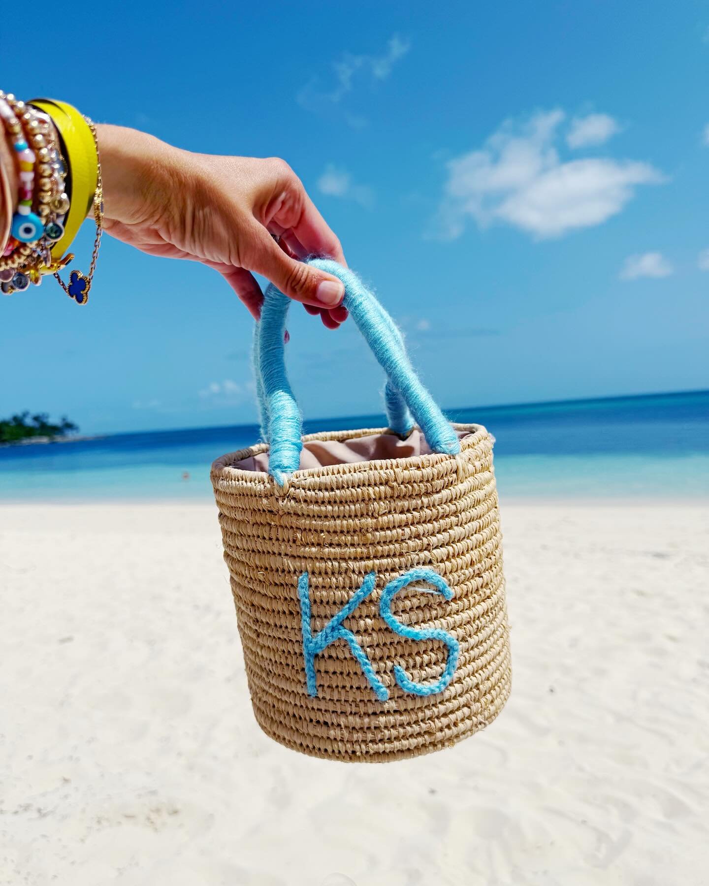 Bucket bag disappearing act 🪣🏝️