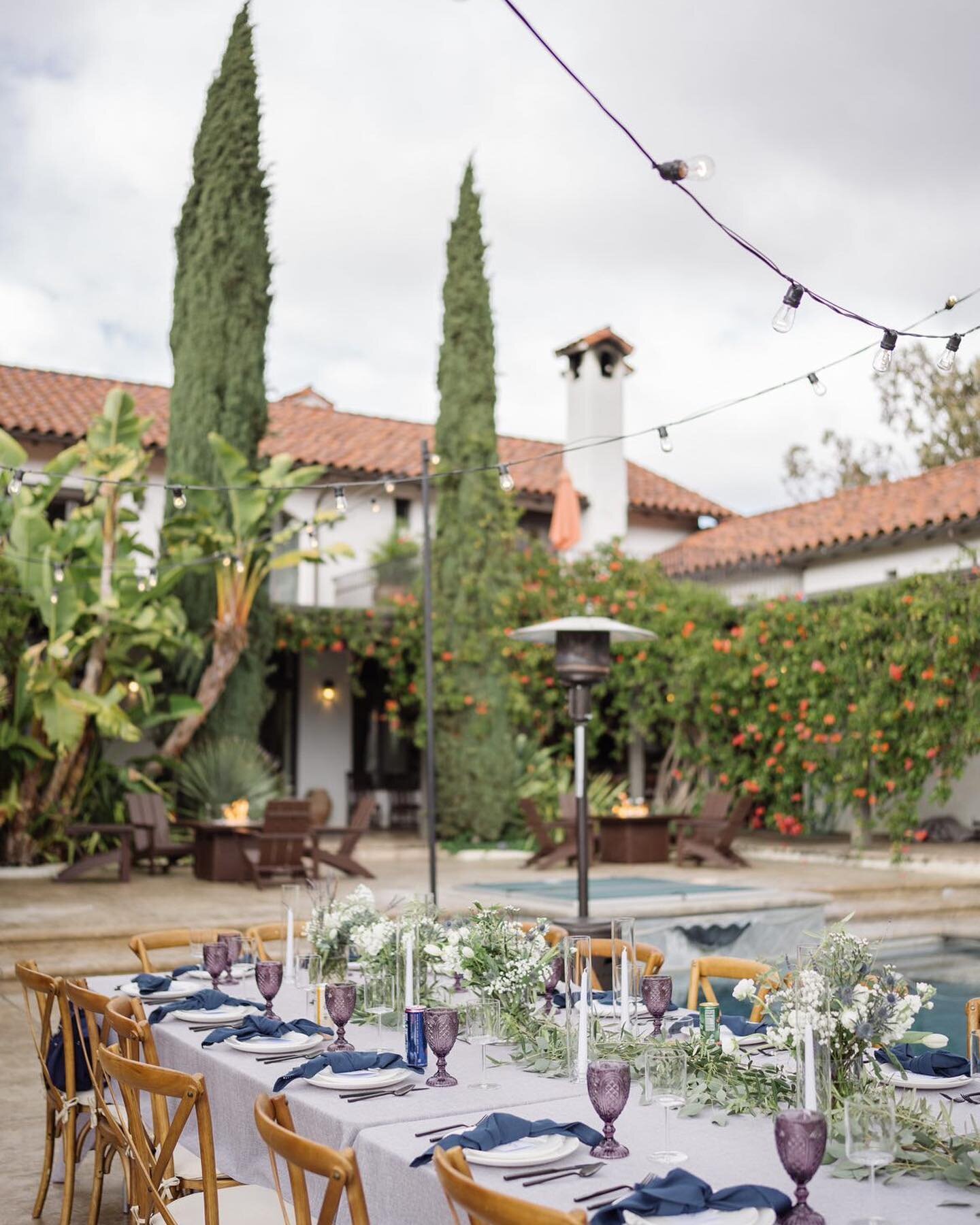 Retreat wedding at the Hacienda 🌿🌴🍋 Photographer @thechromaticsheep | Rentals @chiceventrentals | Cake @parkerlusseau | Catering @chefhyson