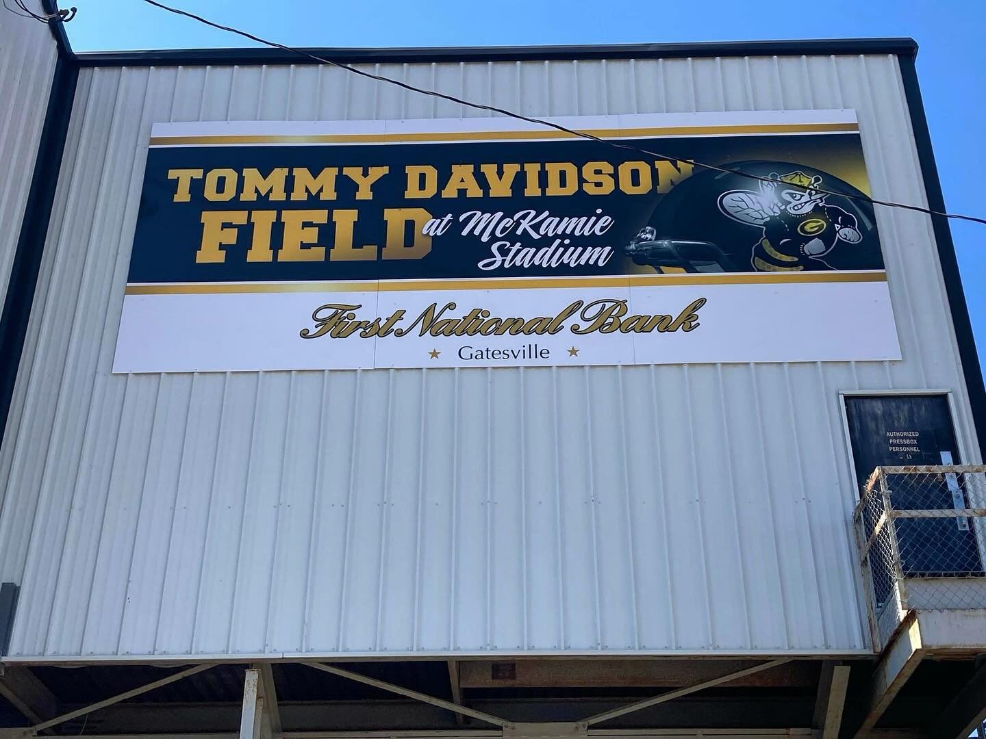 Check out the latest touchdown for First National Bank of Evant. 🏈 We just designed a massive 8&rsquo; x 20&rsquo; sign that&rsquo;s hanging proudly at the Gatesville High School football field. It&rsquo;s BIG, it&rsquo;s bold, and it&rsquo;s ready 