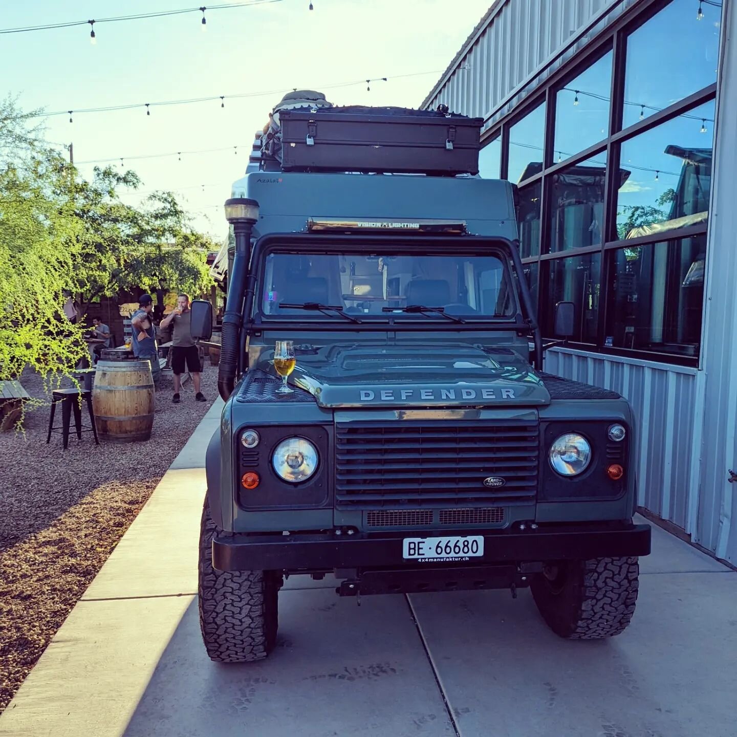 Really fun overland happy hour last night at @motosonorabrewing, sharing travel stories, making plans and friends. 

This 2013 Defender camper is amazing what a fantastic vehicle to be traveling the world in. @ridetothetide 

Our @alucab_usa canopy c